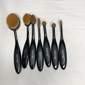 NWOT Oval Makeup Brush Set 7pc